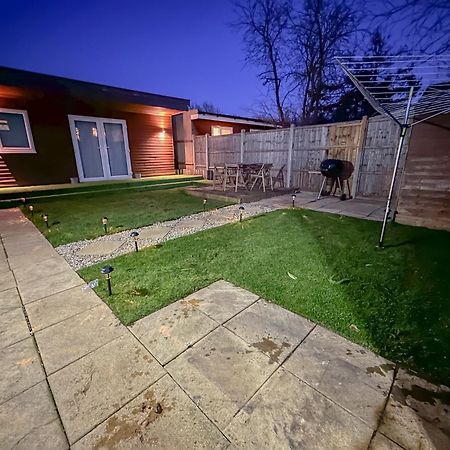 Stunning Studio Garden House - Free Wifi & Parking Хендън Екстериор снимка