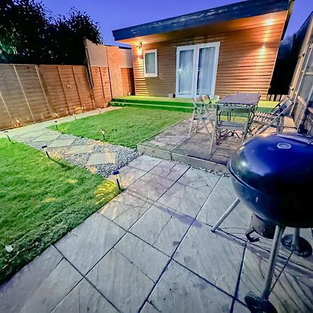 Stunning Studio Garden House - Free Wifi & Parking Хендън Екстериор снимка