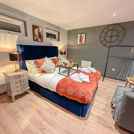 Stunning Studio Garden House - Free Wifi & Parking Хендън Екстериор снимка