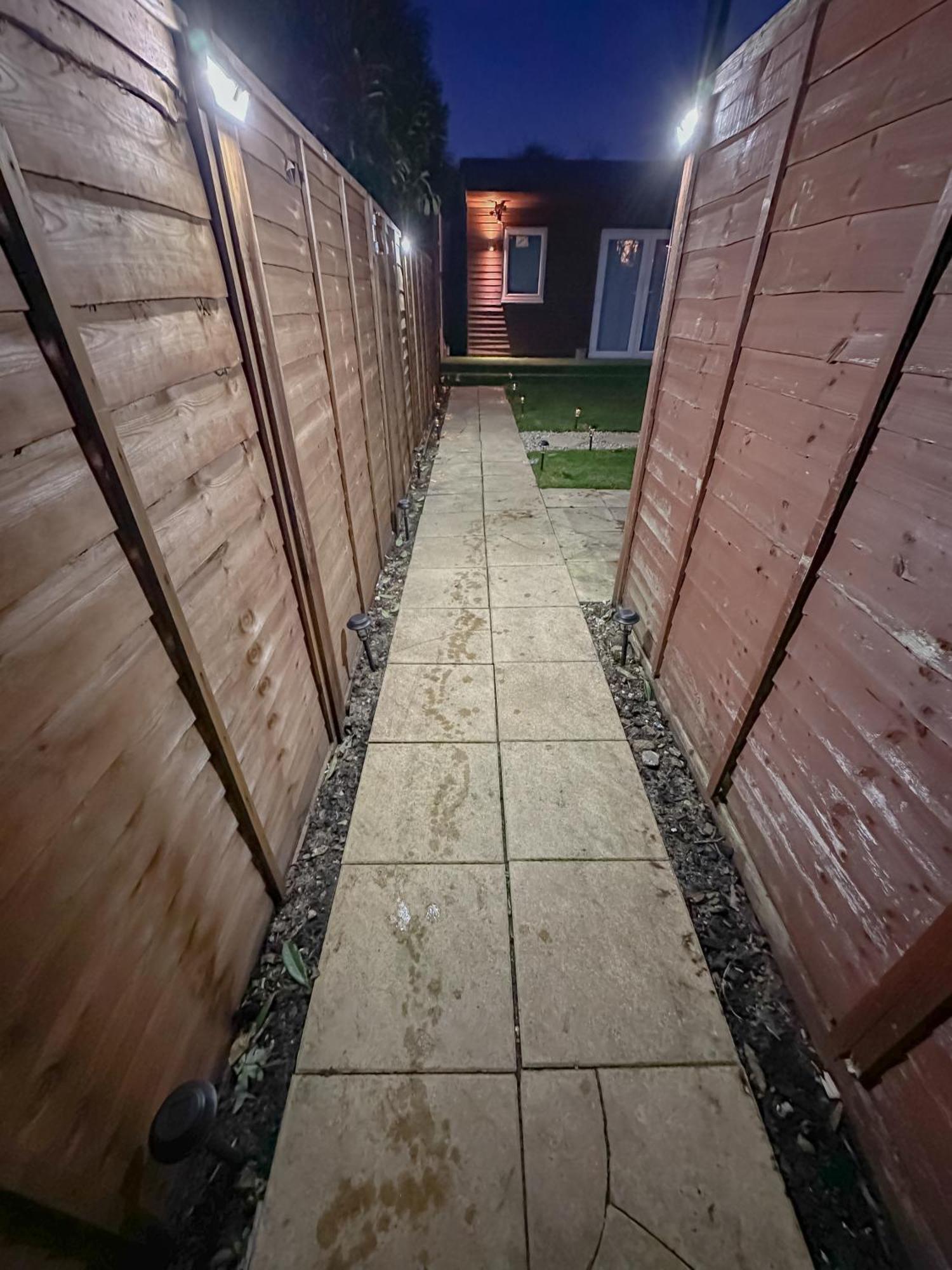 Stunning Studio Garden House - Free Wifi & Parking Хендън Екстериор снимка