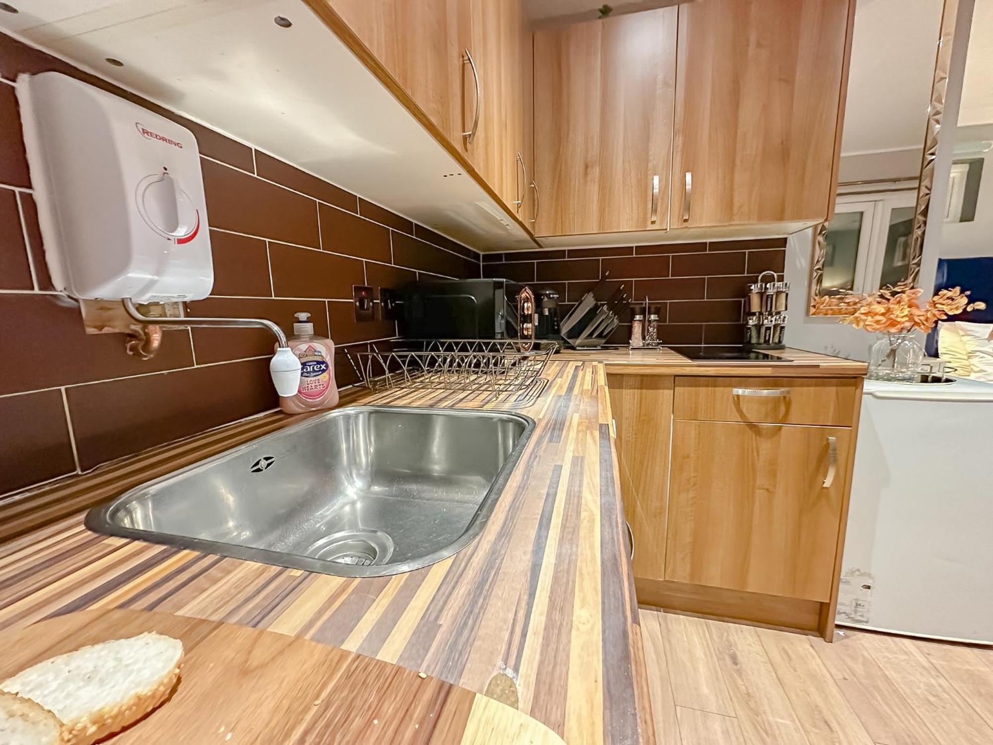 Stunning Studio Garden House - Free Wifi & Parking Хендън Екстериор снимка