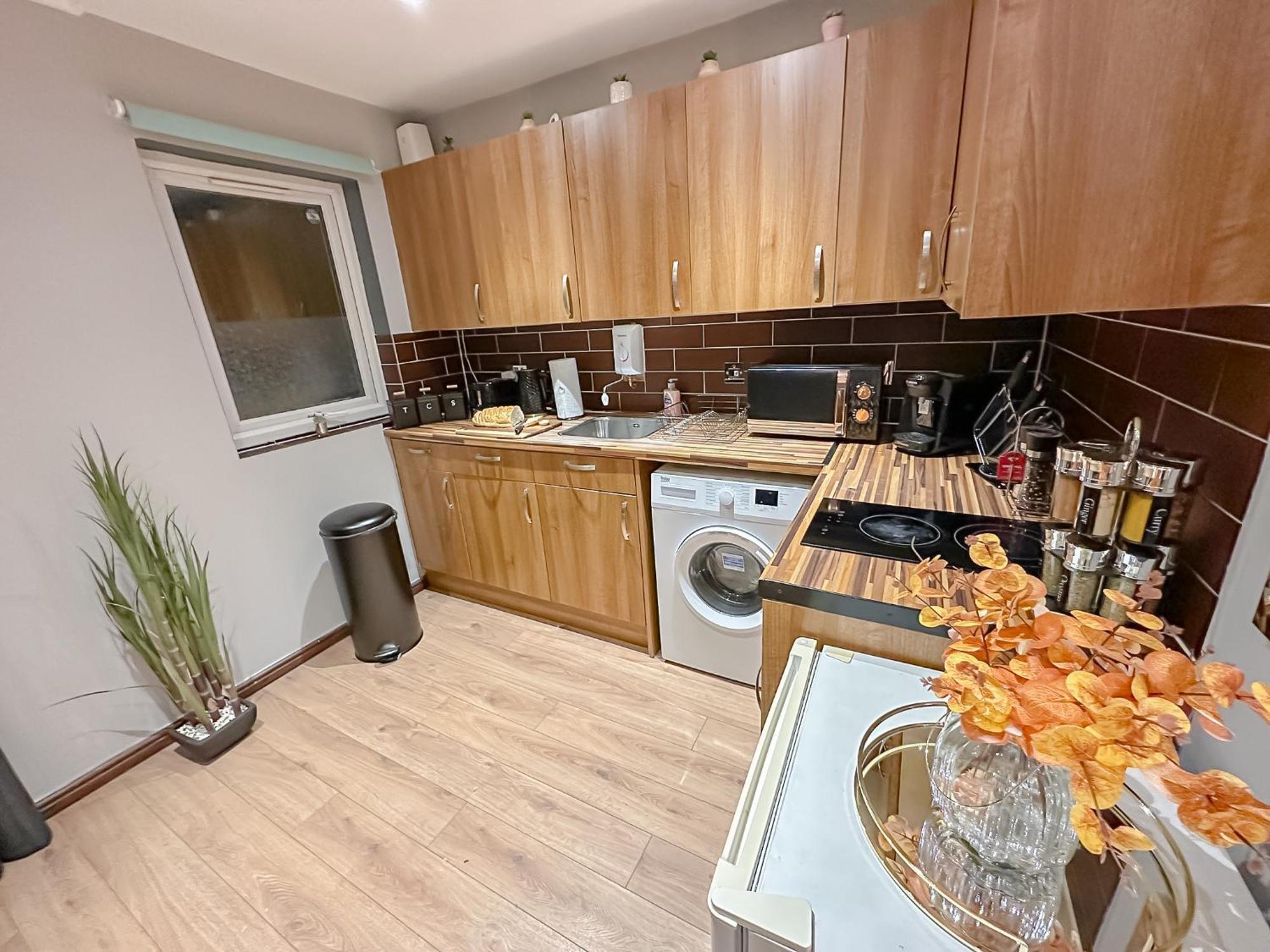 Stunning Studio Garden House - Free Wifi & Parking Хендън Екстериор снимка